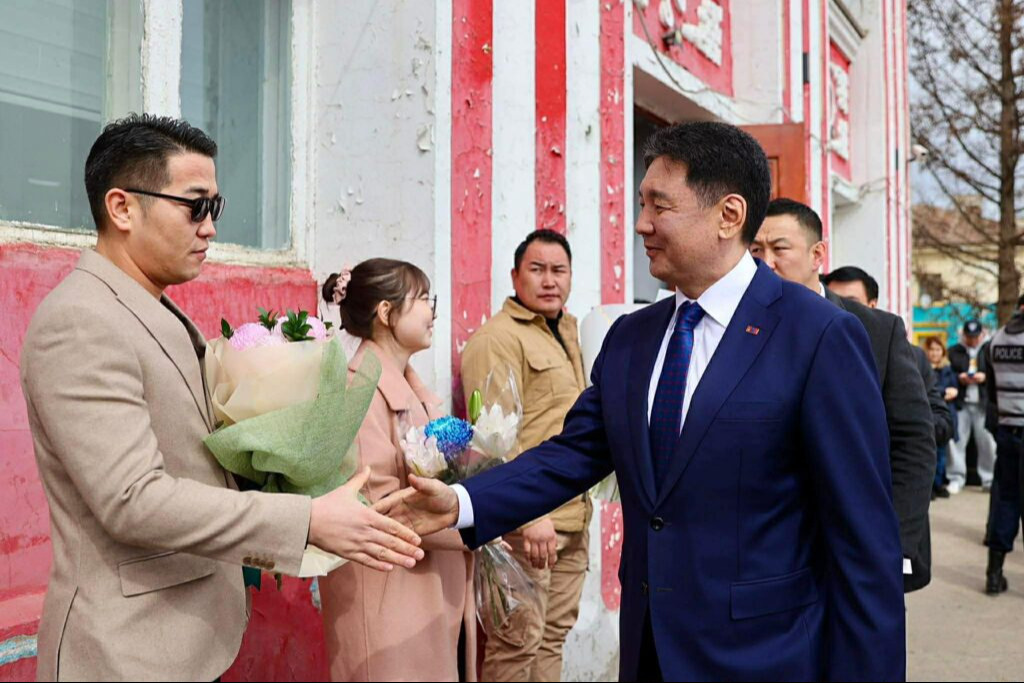 Ерөнхийлөгч У.Хүрэлсүх Налайх дүүрэгт ажиллаж байна